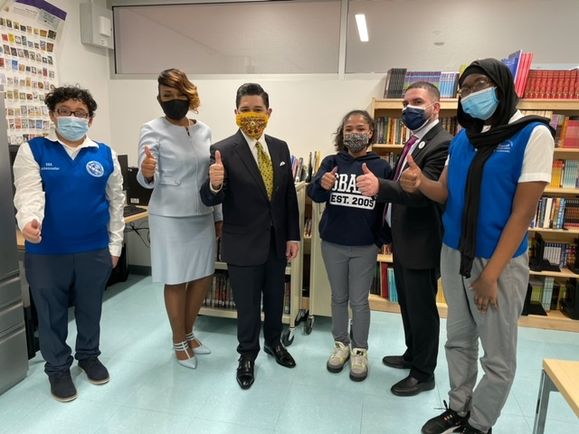 Chancellor Carranza poses with Gray Fellow Roshone Ault Lee and students within her classroom
