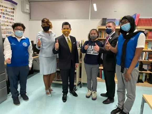 Chancellor Carranza poses with Gray Fellow Roshone Ault Lee and students within her classroom